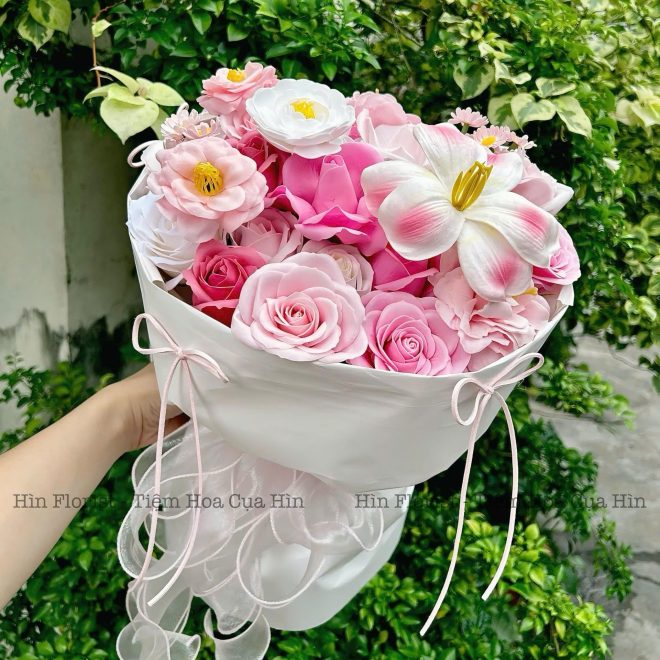 bó hoa sáp hồng gói trắng