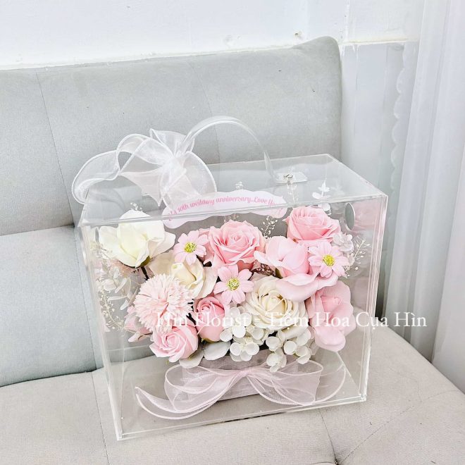 box hoa trong suốt mica hồng trắng