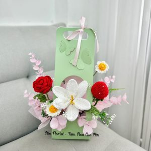 giỏ hoa móc len đỏ trắng