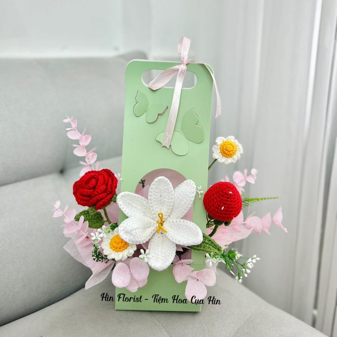 giỏ hoa móc len đỏ trắng