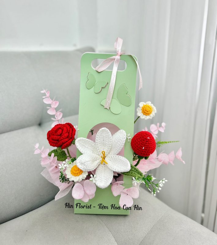 giỏ hoa móc len đỏ trắng