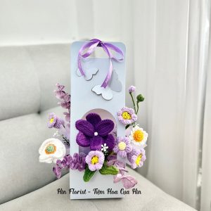 giỏ hoa móc len tím trắng