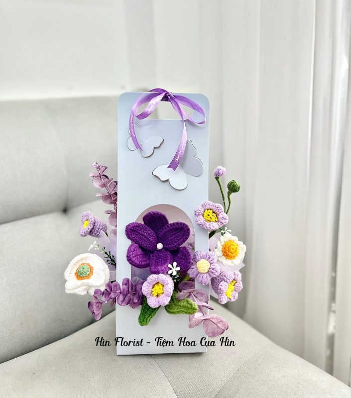 giỏ hoa móc len tím trắng