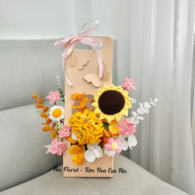 giỏ hoa móc len vàng hồng