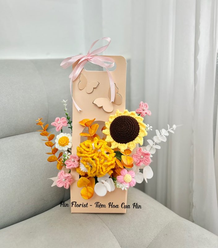 giỏ hoa móc len vàng hồng