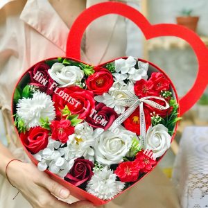 hộp hoa sáp trái tim đỏ