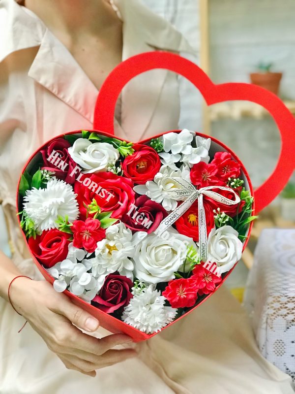 hộp hoa sáp trái tim đỏ