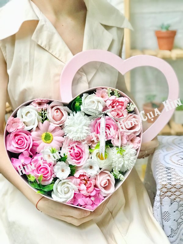 hộp hoa sáp trái tim hồng