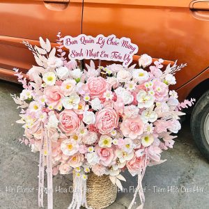 lẵng trụ hoa sáp hồng trắng